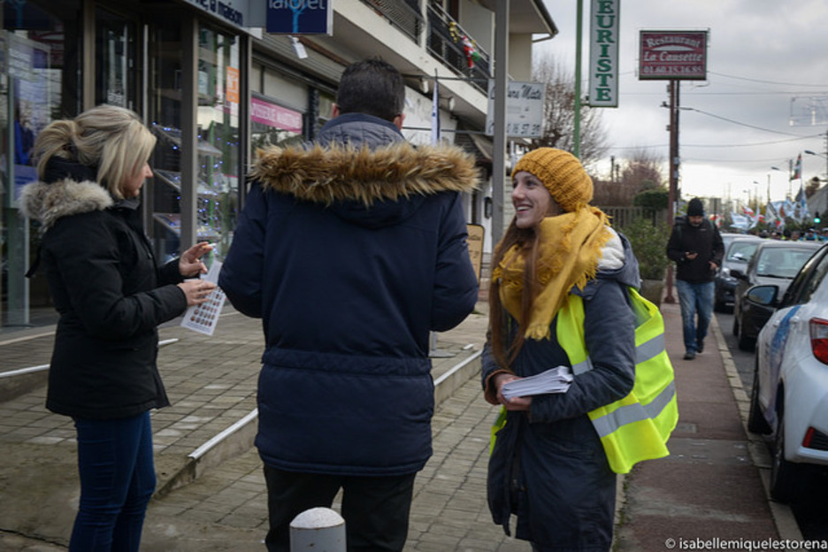 Bidean topatutako herritarrei euskal preso politikoen egoeraren berri eman diete ibiltariek.