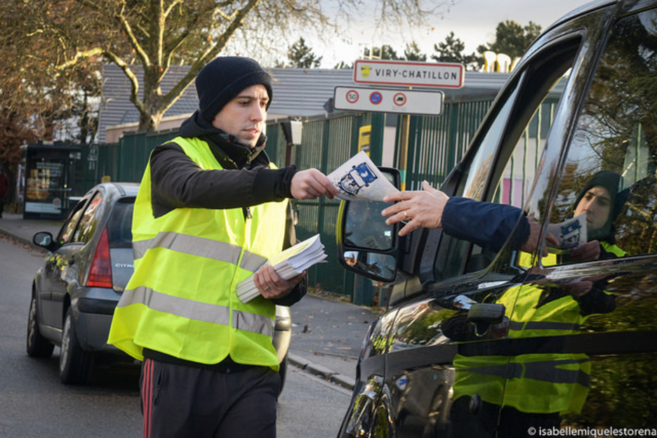 ... eta martxaren parean geratzen ziren autoei ere eman diete larunbateko manifestazioaren berri dakarren orria.