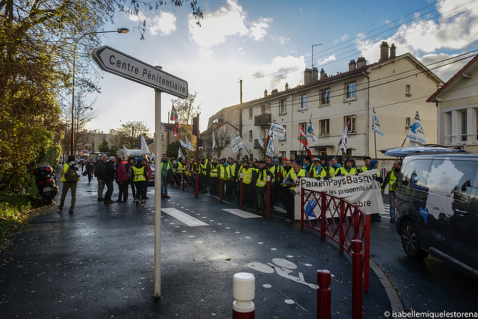 Martxa Fresneseko espetxe atarian.