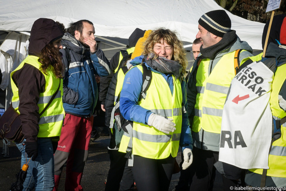 Elurbustia ari zuen bost minutu lehenago, eskertu dute ibiltariek eguzkia agertu denekoa.