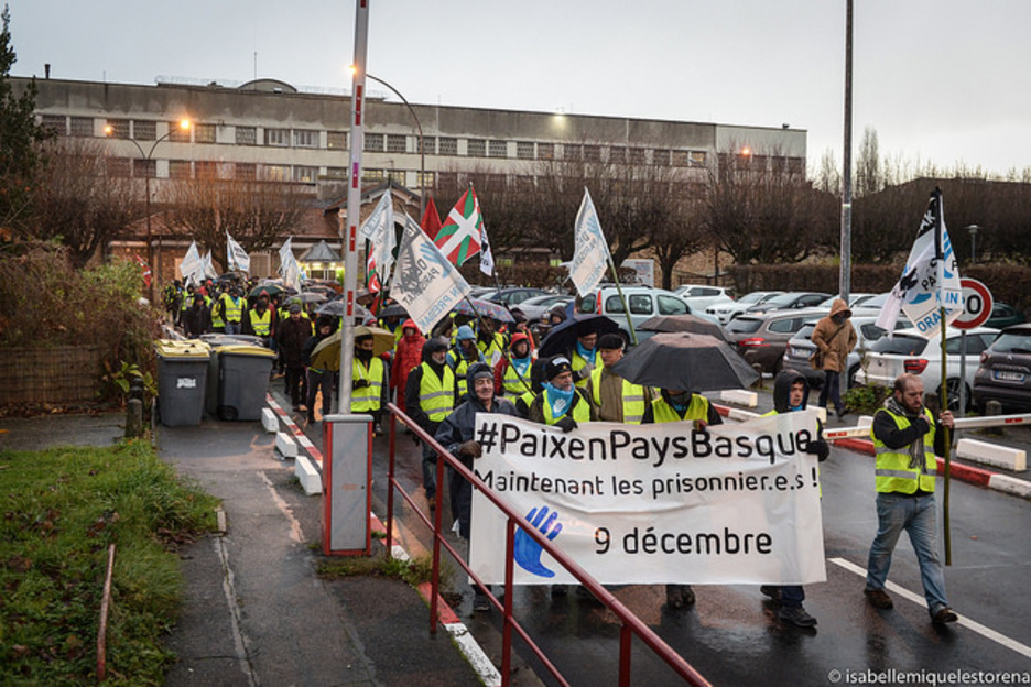 Euripean amaitu da etapa, atzean Fresneseko espetxea.