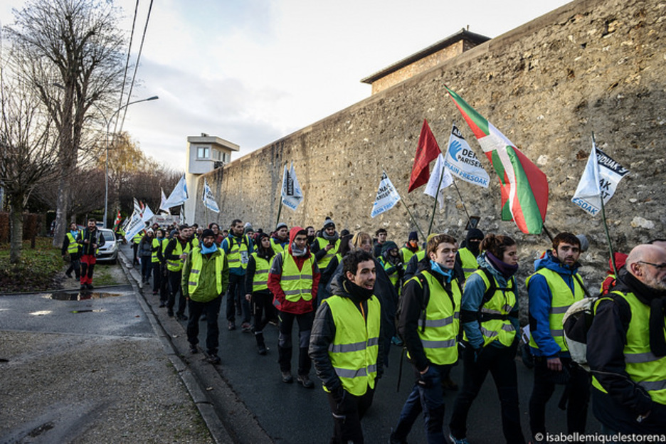 Hasieran espetxeko segurtasun arduradunek pasatzen ez utzi arren, martxa murruetaraino sartu da.