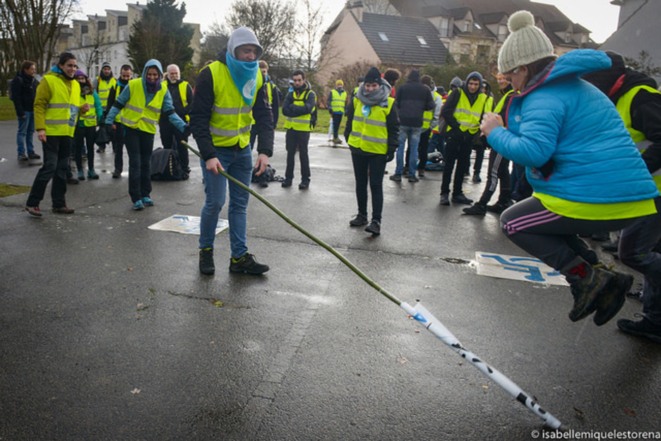 Bazkalorduan, hotzari aurre egiteko ariketak.