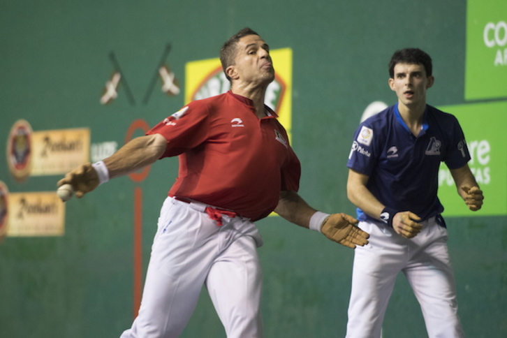 Olaizola golpea ante la mirada de Altuna. (Juan Carlos RUIZ / ARGAZKI PRESS)