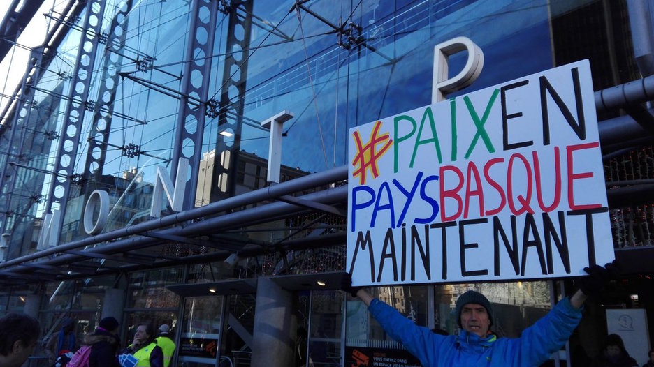 Bakearen eta presoen aldeko mezua geltokian. (@iontelleria)