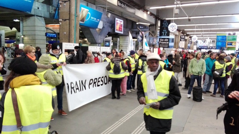 Informazio lanak egiten Montparnassen, lenen trenaren zain. (@iontelleria)