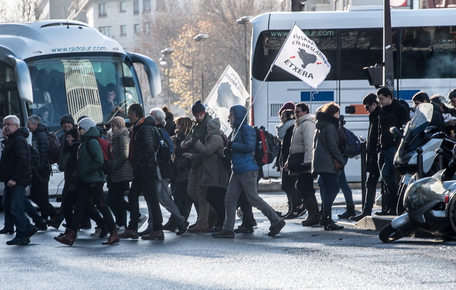 Llegada de los primeros autobuses a París. (ARGAZKI PRESS)