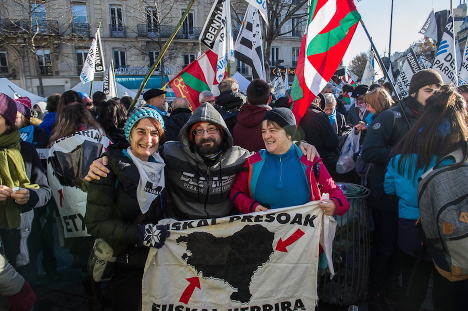 Manifestaziorako prest. (Marisol RAMIREZ/ARGAZKI PRESS)