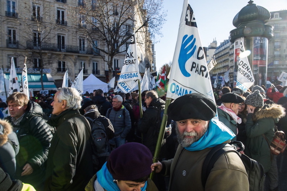 Manifestazioa hasiko den punturantz doa jendea. (Marisol RAMIREZ/ARGAZKI PRESS)