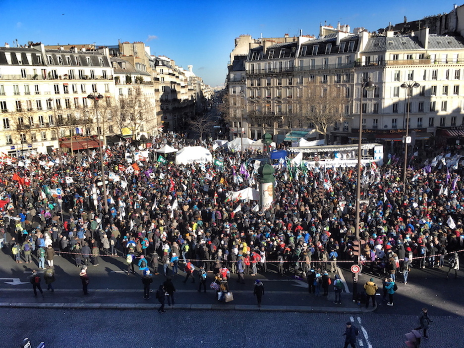 Manifestantes en la plaza 18 juin de París. (ARGAZKI PRESS)