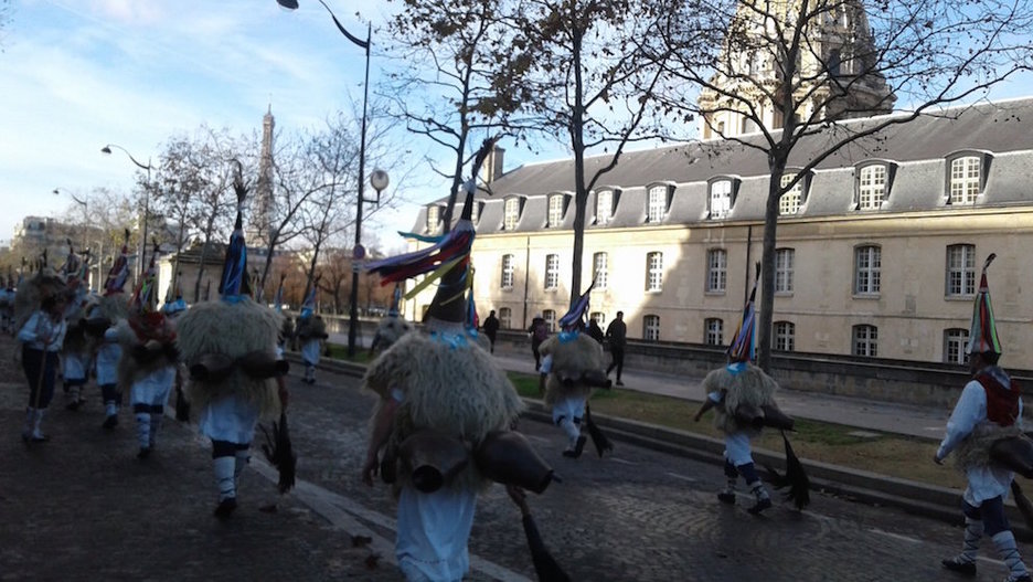 Joaldun talde bat ere Parisen izan da. (@Maite_Ubiria)