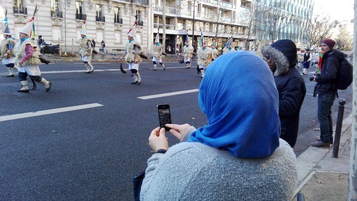 Joaldunak pasatzean paristar bat hauei argazkia egiten.