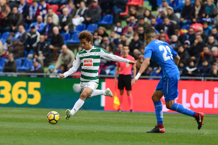 Inui golpea el balón el el choque contra el Getafe. (LA OTRA FOTO)