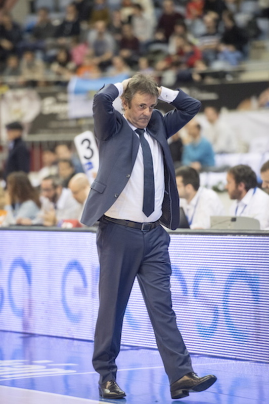 Porfi Fisac, técnico del GBC, se lleva las manos a la cabeza. (Juan Carlos RUIZ / ARGAZKI PRESS)