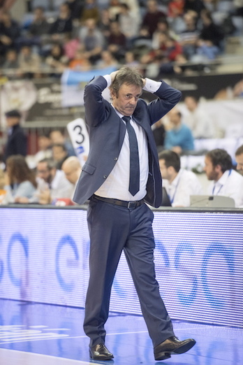 Porfi Fisac, técnico del GBC, se lleva las manos a la cabeza. (Juan Carlos RUIZ / ARGAZKI PRESS)