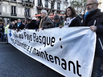 Souvent, les familles ouvrent la voie au cortège, cette fois, ce sont les représentants politiques qui en ont pris la responsabilité. © Marisol RAMIREZ