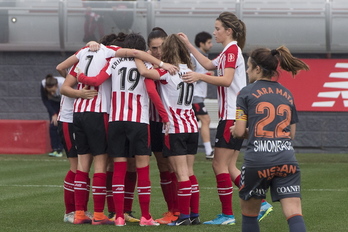 Athleticeko jokalariak, gol bat ospatzen. (Monika DEL VALLE/ARGAZKI PRESS)