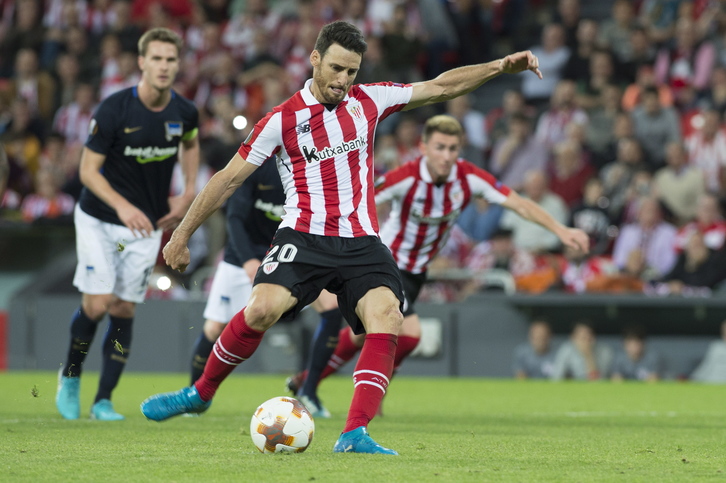 Aduriz lanza un penati ante el Hertha en San Mamés. (Monika DEL VALLE / ARGAZKI PRESS)