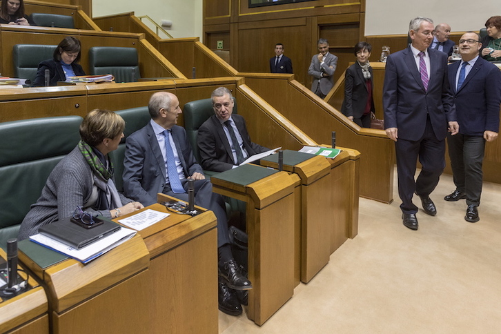 Antón Damborenea (PP) pasa por delante de Urkullu, Erkoreka y Tapia