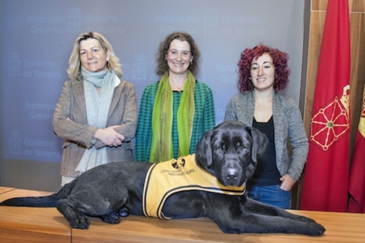 Gema Botín, Inés Francés y Iosune Azpiroz, con el perro Balú, en la presentación de la guía sobre perros de asistencia. (GOBIERNO DE NAFARROA)