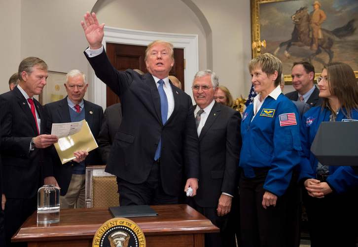 Trump ha comparecido en la Casa Blanca acompañado por su vicepresidente, el director interino de la NASA y varios astronautas retirados. (Saul LOEB/AFP)