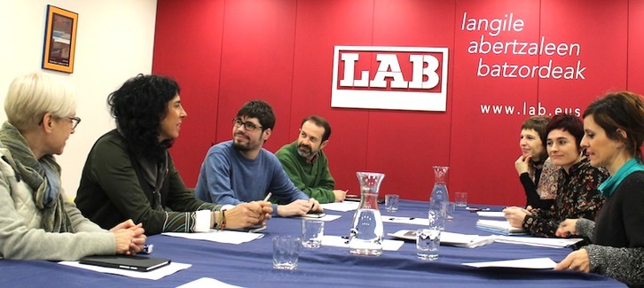 Sindikatuaren Donostiako egoitzan bildu dira LAB eta Elkarrekin Podemos. (NAIZ.EUS)