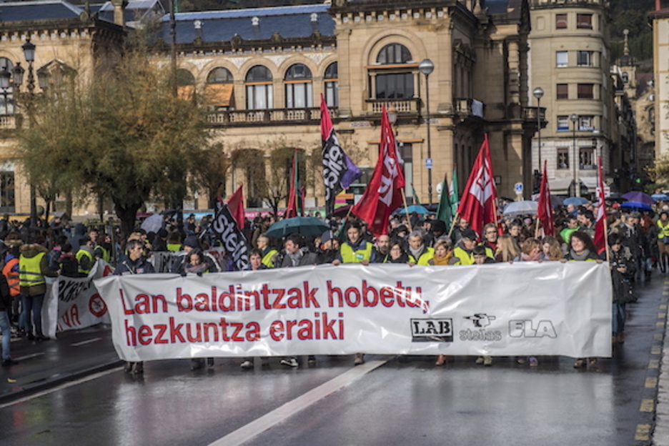 Donostian ere manifestazioa egin dute hezkuntza publikoko langileek. (Gorka RUBIO/ARGAZKI PRESS) Donostian ere manifestazioa egin dute hezkuntza publikoko langileek. (Gorka RUBIO/ARGAZKI PRESS)