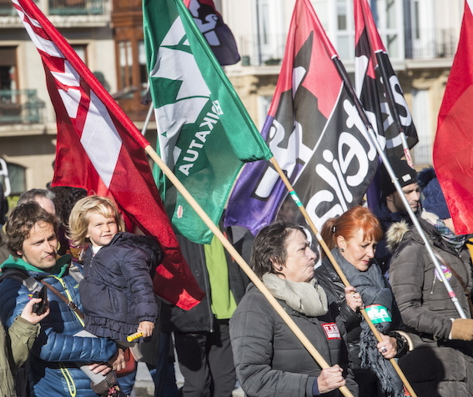ELA, LAB eta Steilasen banderak, Bilboko mobilizazioan. (Marisol RAMIREZ/ARGAZKI PRESS) ELA, LAB eta Steilasen banderak, Bilboko mobilizazioan. (Marisol RAMIREZ/ARGAZKI PRESS)