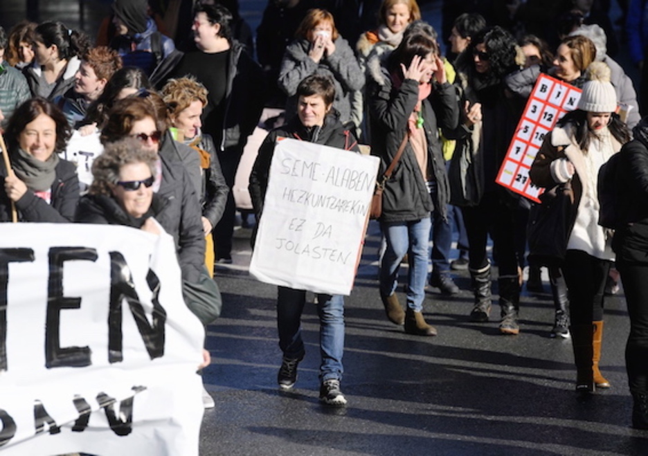 «Seme-alaben hezkuntzarekin ez da jolasten» dioen kartela, Donostian. (Gorka RUBIO/ARGAZKI PRESS) «Seme-alaben hezkuntzarekin ez da jolasten» dioen kartela, Donostian. (Gorka RUBIO/ARGAZKI PRESS)