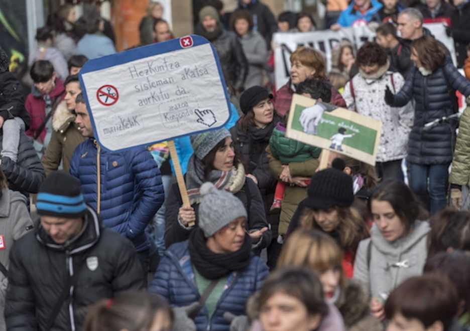 Murrizketen aurkako kartela, Gasteizen. (Juanan RUIZ/ARGAZKI PRESS) Murrizketen aurkako kartela, Gasteizen. (Juanan RUIZ/ARGAZKI PRESS)