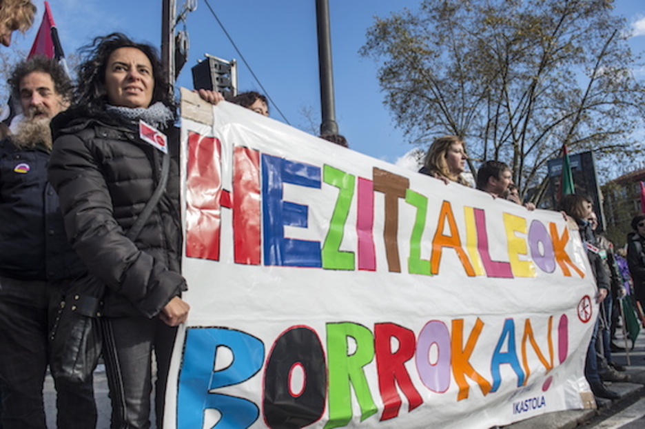 Hezitzaileak pankartari eusten, Bilbon. (Marisol RAMIREZ/ARGAZKI PRESS) Hezitzaileak pankartari eusten, Bilbon. (Marisol RAMIREZ/ARGAZKI PRESS)