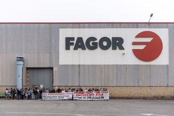 Concentración de los trabajadores de Edesa en la planta de Garagartza. (Juanan RUIZ/ARGAZKI PRESS)