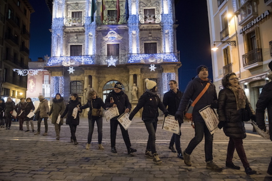 Iruñean, UPNren murrizketak leheneratzea eskatzeko giza katea egin dute ELA, LAB eta Steilas sindikatuek. (Iñigo URIZ/ARGAZKI PRESS) Iruñean, UPNren murrizketak leheneratzea eskatzeko giza katea egin dute ELA, LAB eta Steilas sindikatuek. (Iñigo URIZ/ARGAZKI PRESS)
