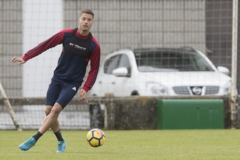 Tano, en un entrenamiento en Taxoare. (OSASUNA)