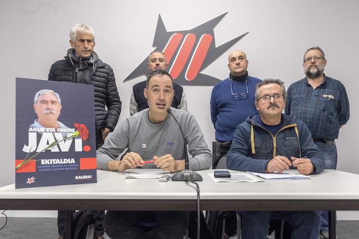 Arturo Villanueva eta Jon Irazola, beste iheslari ohi batzuekin, Gasteizen. (Juanan RUIZ/ARGAZKI PRESS)