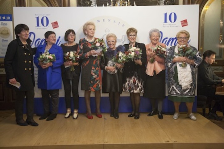 Imagen de las damas de la gastronomía navarra en el homenaje recibido en Iruñea. (REYNO GOURMET)