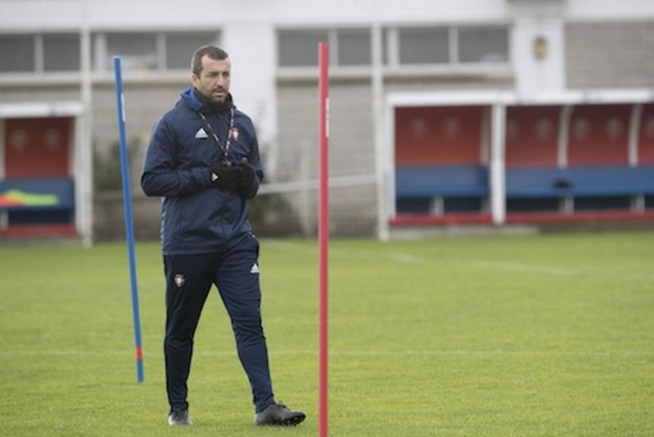 Diego Martínez, en un entrenamiento en Taxoare. (OSASUNA)