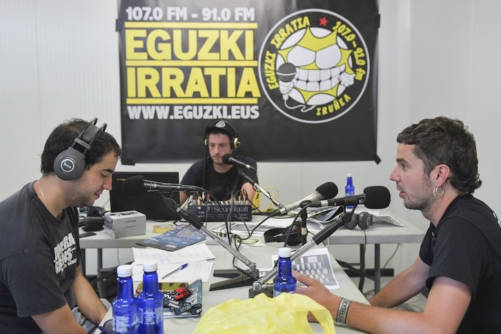 Programa especial de Eguzki Irratia en el paso Hatortxu, en julio. (Idoia ZABALETA/ARGAZKI PRESS)