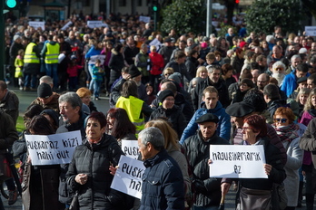Carteles de ‘Euskaraz bizi nahi dut’ en la manifestación. (Iñigo URIZ/ARGAZKI PRESS)