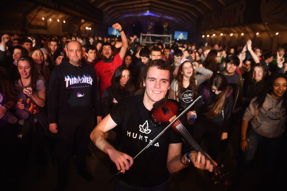 Huntzako kideak jende artean. (Jon URBE)