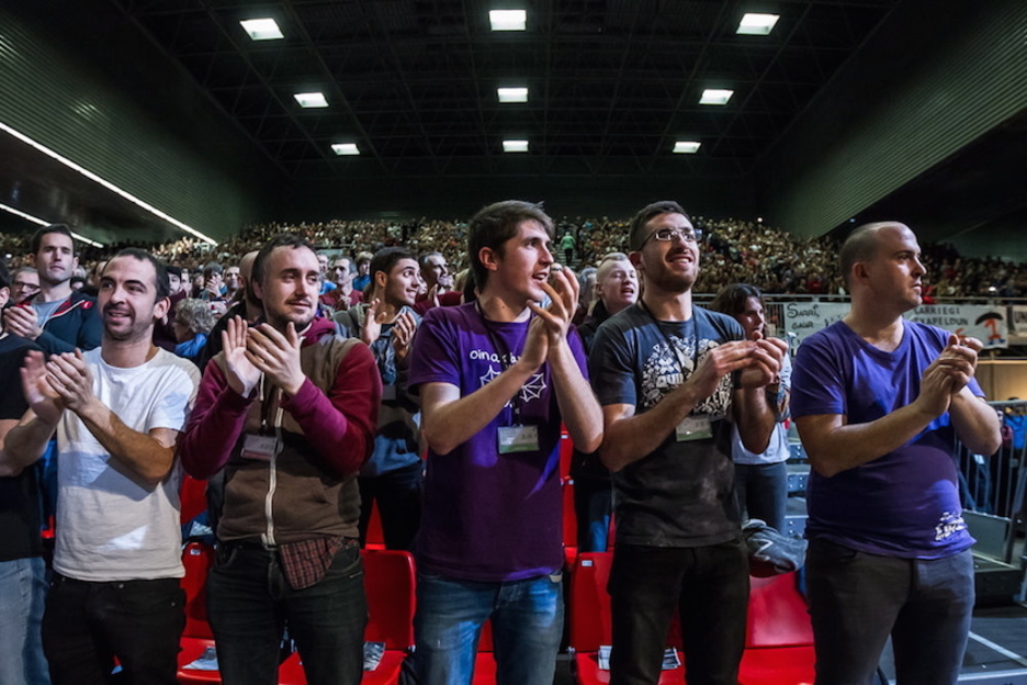Txaloka hartu dituzte bertsolariak. (Aritz LOIOLA/ARGAZKI PRESS)