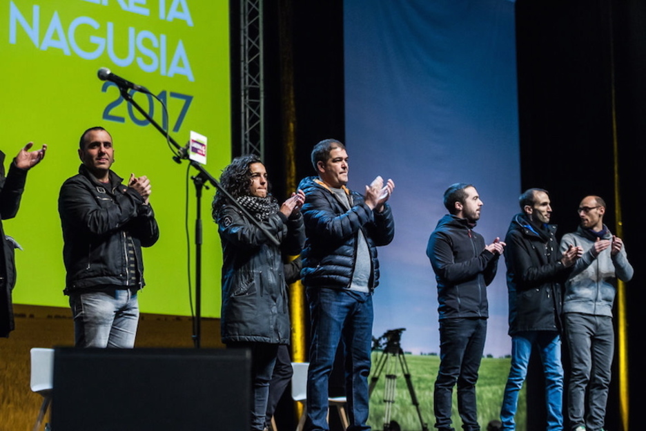 Bertsolariak, oholtzan. (Aritz LOIOLA/ARGAZKI PRESS)