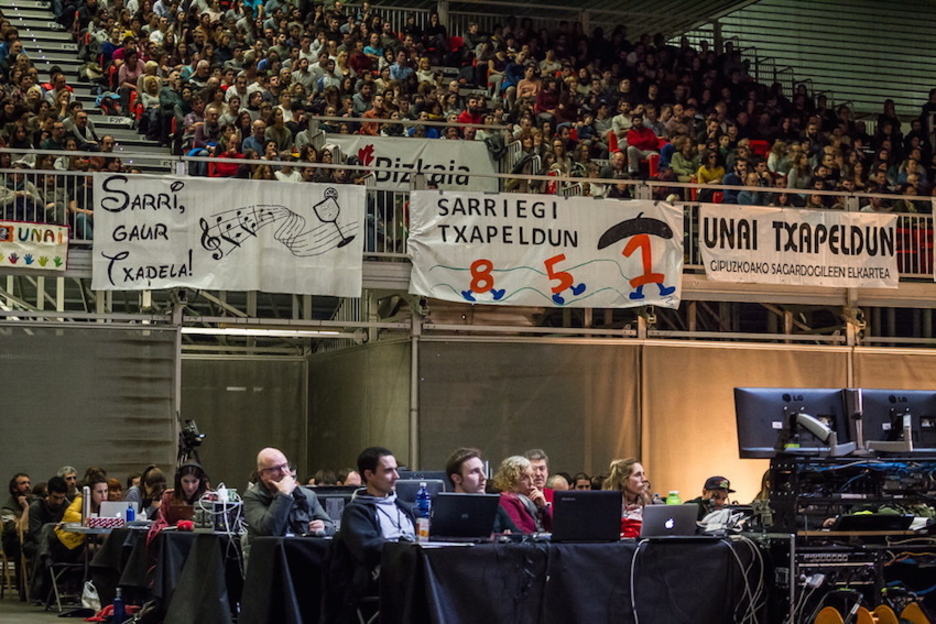 Animo faltarik ez dute bertsolariek. (Marisol RAMIREZ/ARGAZKI PRESS)