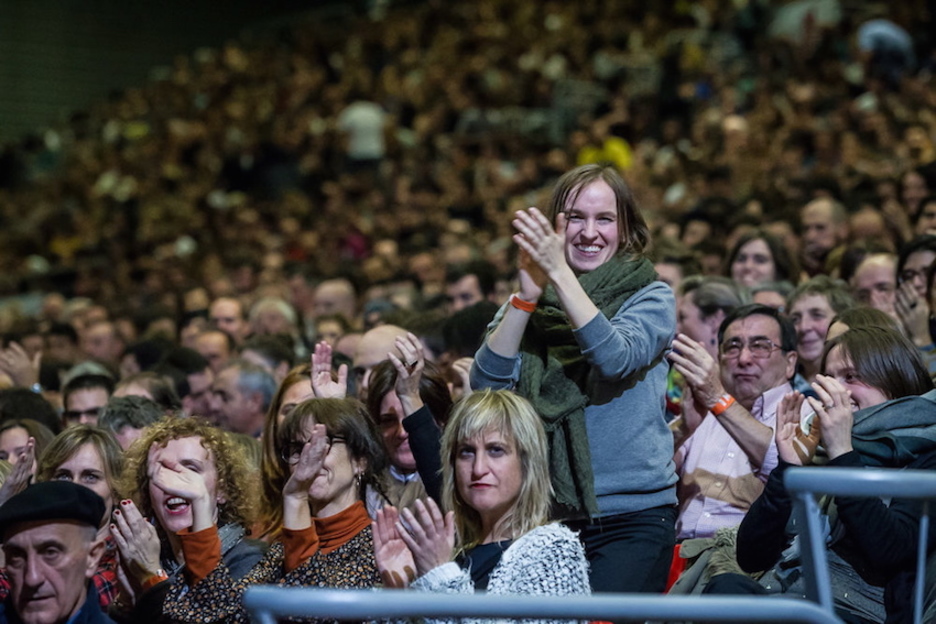 Jendea zutik eta guzti jarri da. (Aritz LOIOLA/ARGAZKI PRESS)