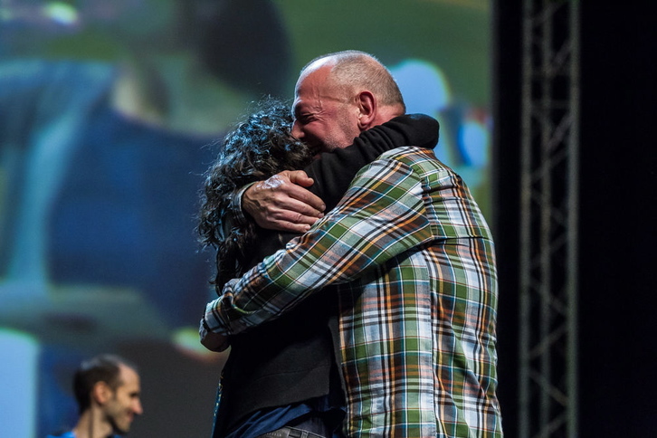 Sebastian Lizasok jantzi dio txapela Maialen Lujanbiori. (Aritz LOIOLA/ARGAZKI PRESS)