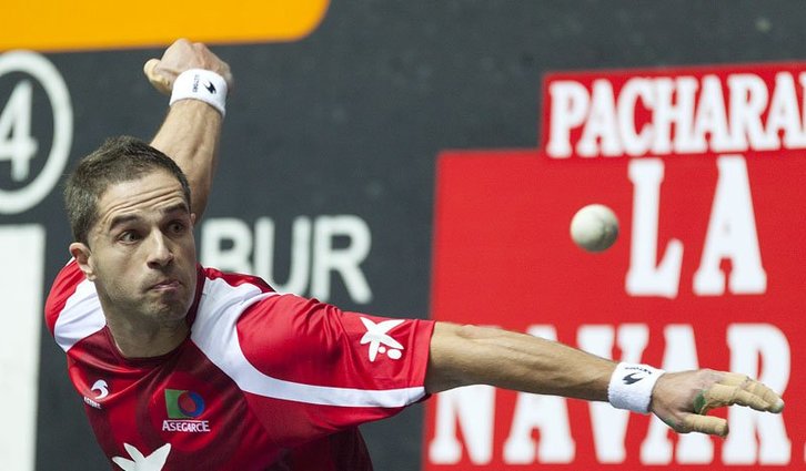 Aimar Olaizola, durante el partido. (@asegarcepelota)