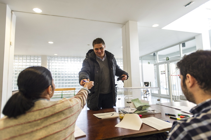 Andoni Busquet, alcalde de Basauri, votando en la consulta. (Jaizki FONTANEDA / ARGAZKI PRESS)