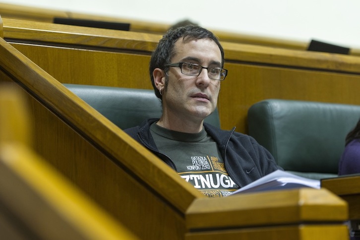 El parlamentario Julen Arzuaga, en una imagen de archivo, con una camiseta contra la tortura. (Juanan RUIZ / ARGAZKI PRESS)