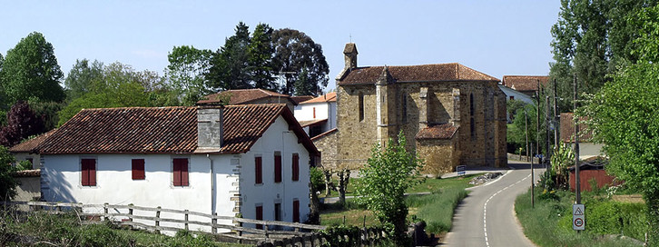 Biarnoko mugan dagoen Erangoko herrixkaren irudia, eliza ageri dela.