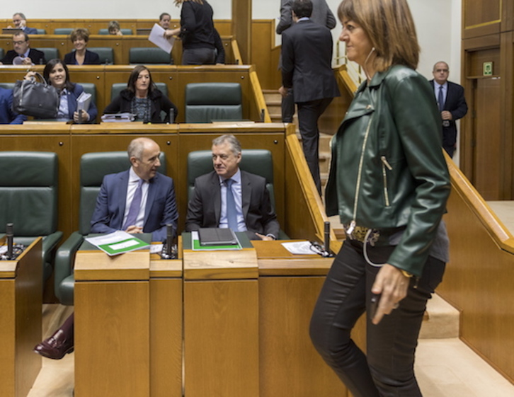Idoia Mendia pasa frente a Josu Erkoreka e Iñigo Urkullu, en una imagen de archivo tomada en el Parlamento. (Juanan RUIZ/ARGAZKI PRESS)